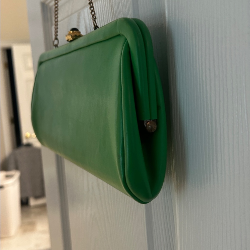 Vintage  60s Elegant Vinyl Green Clutch Bag Purse Gold Chain Medallion Closure - Picture 3 of 11